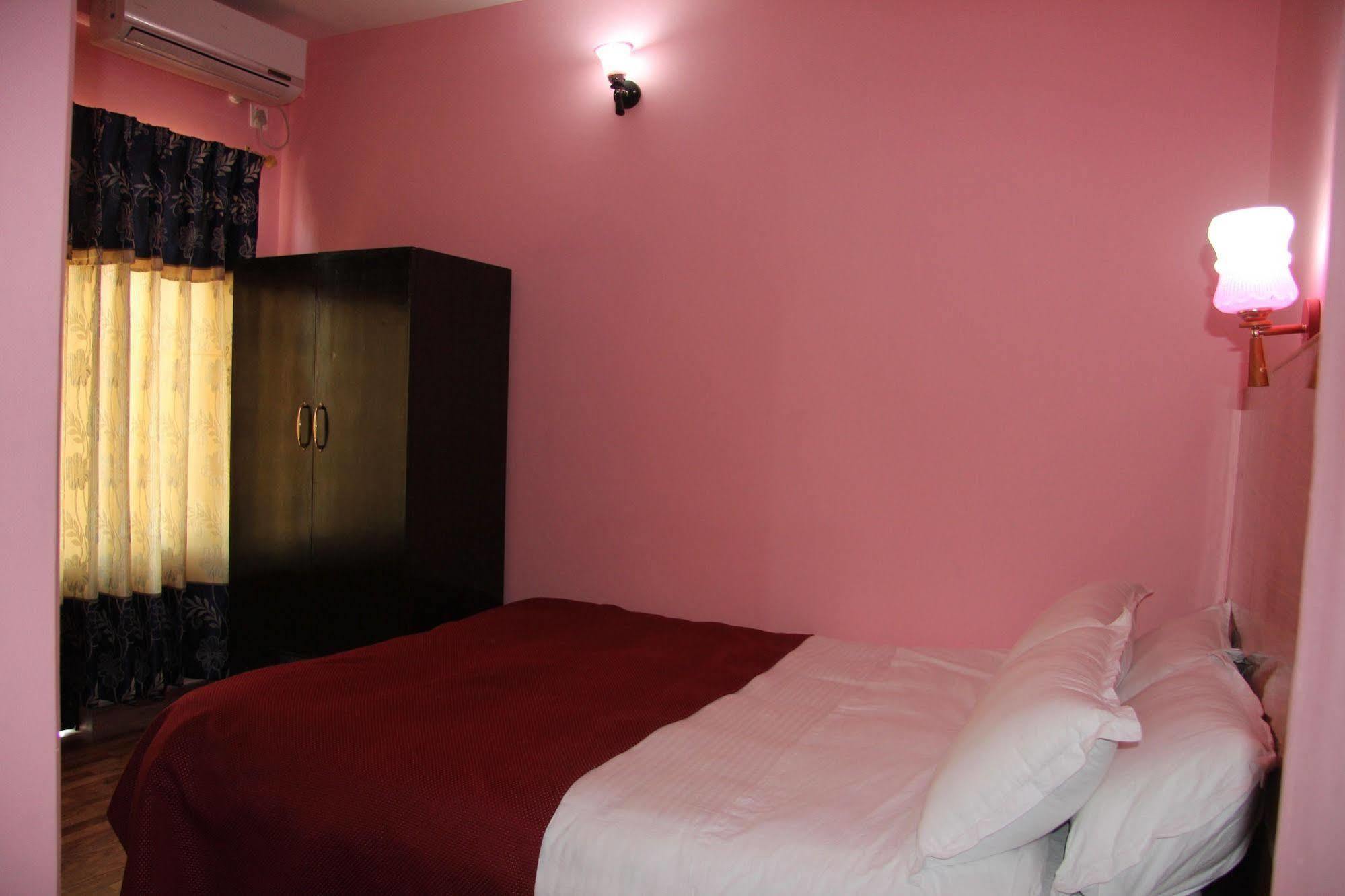 Hotel Buttercup Pokhara Ngoại thất bức ảnh