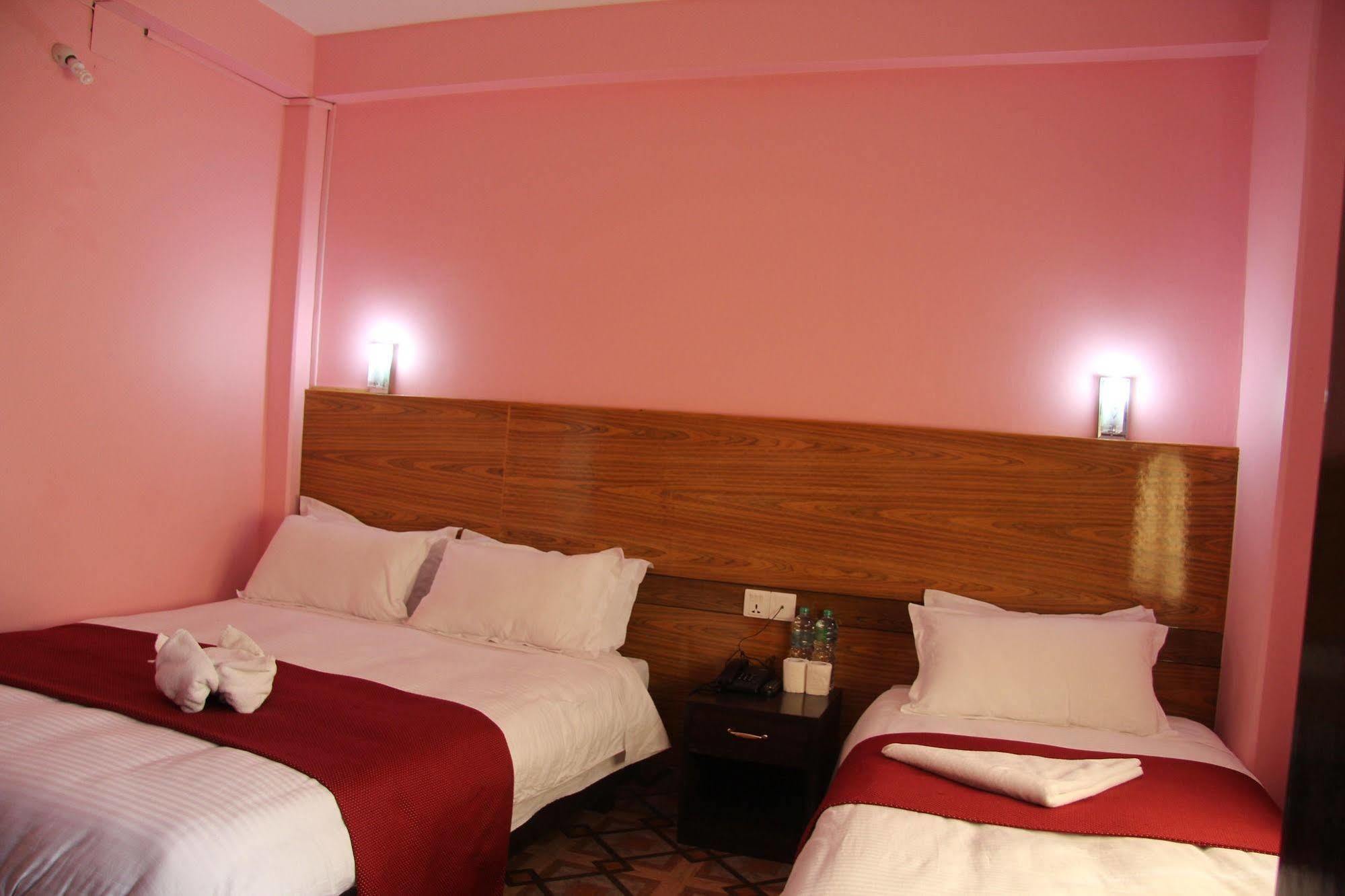 Hotel Buttercup Pokhara Ngoại thất bức ảnh