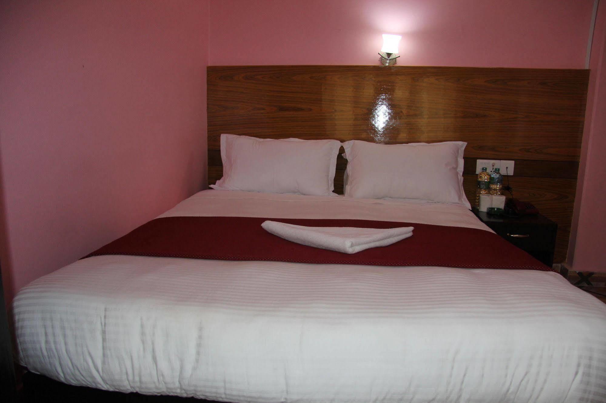 Hotel Buttercup Pokhara Ngoại thất bức ảnh
