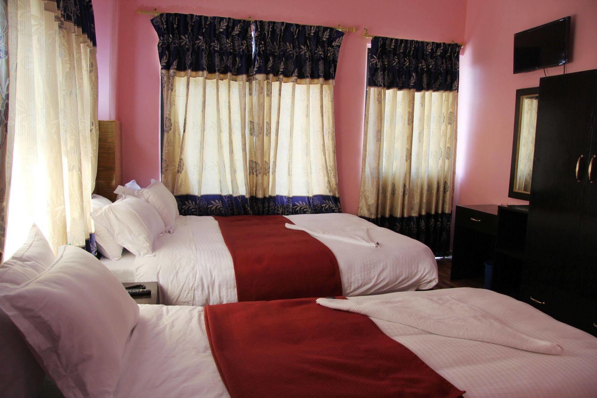 Hotel Buttercup Pokhara Ngoại thất bức ảnh