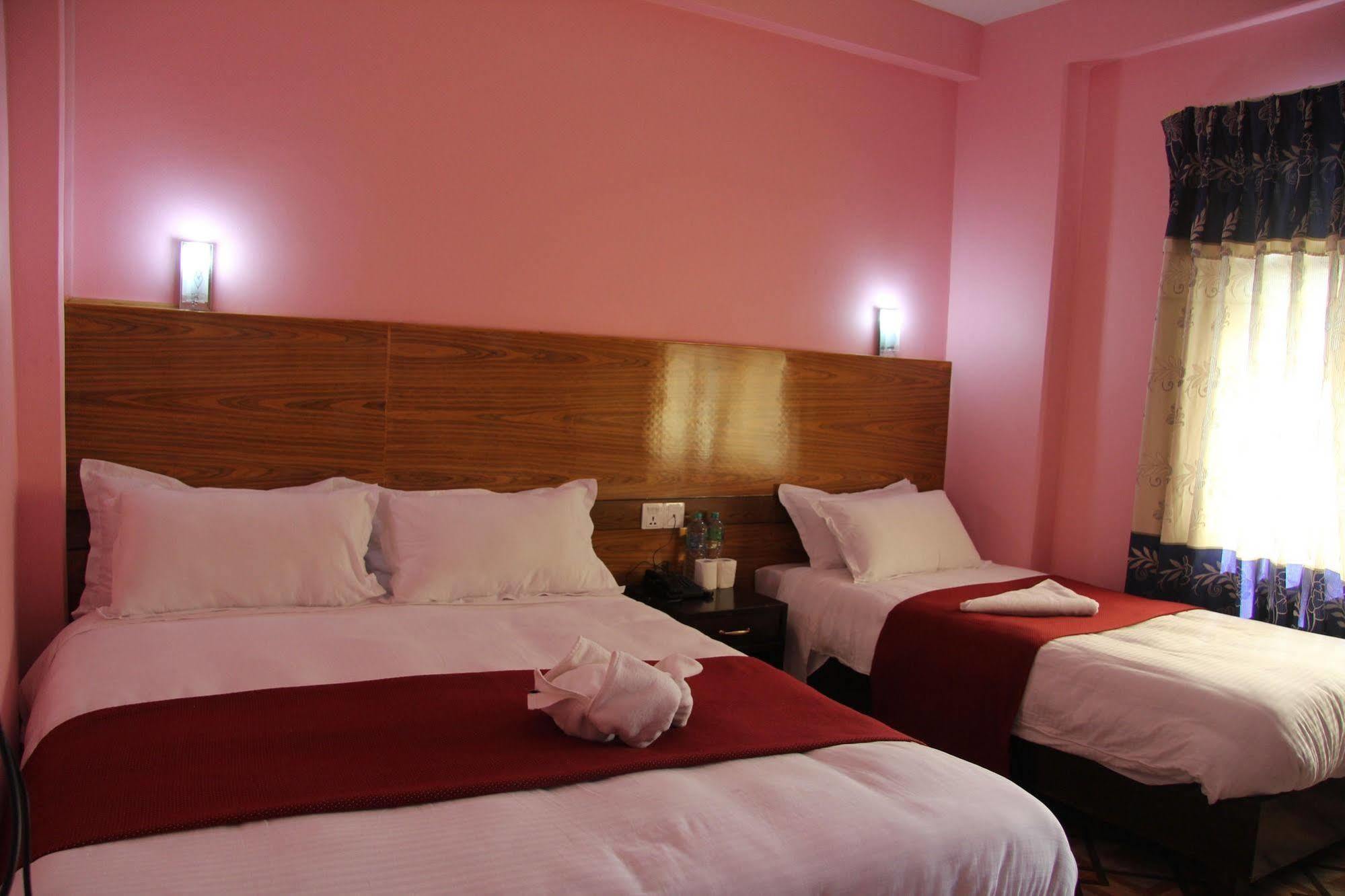 Hotel Buttercup Pokhara Ngoại thất bức ảnh