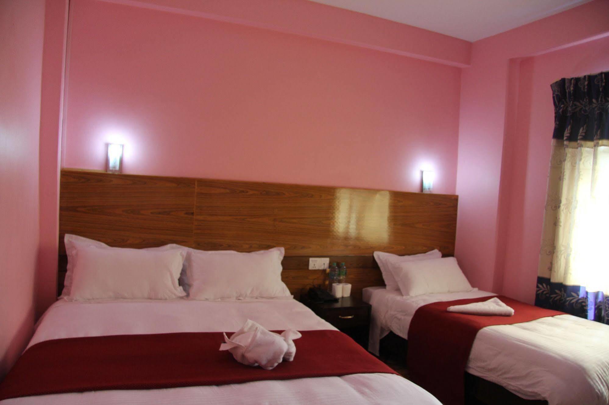 Hotel Buttercup Pokhara Ngoại thất bức ảnh