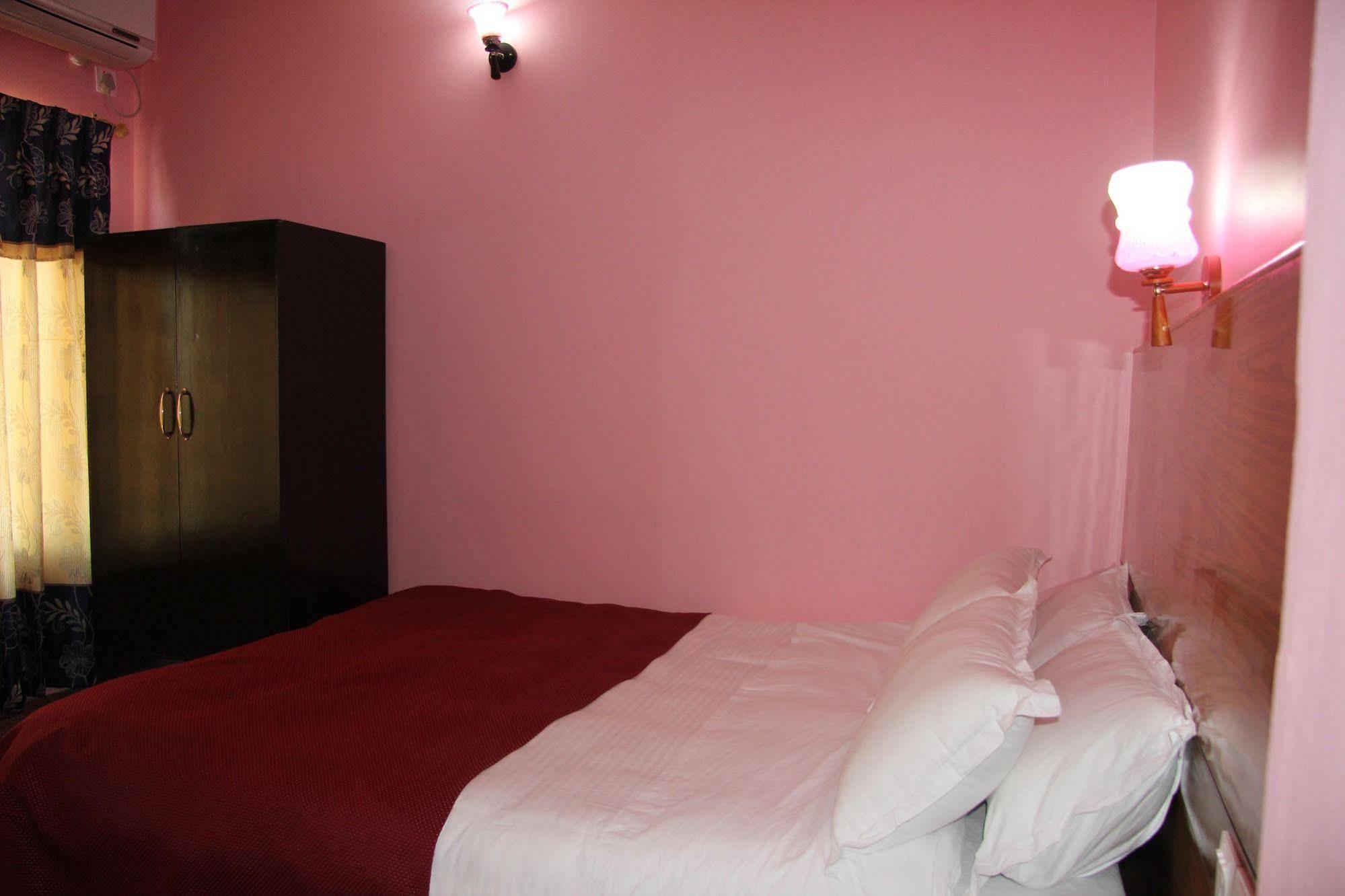 Hotel Buttercup Pokhara Ngoại thất bức ảnh