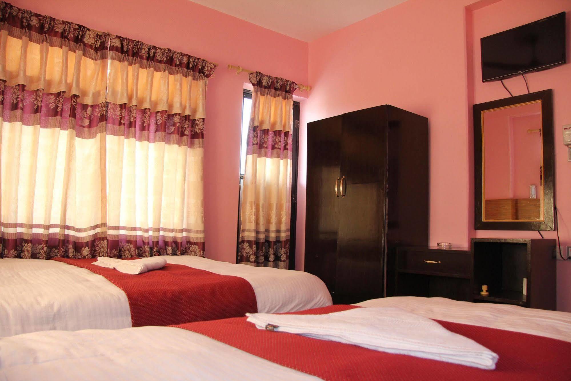 Hotel Buttercup Pokhara Ngoại thất bức ảnh