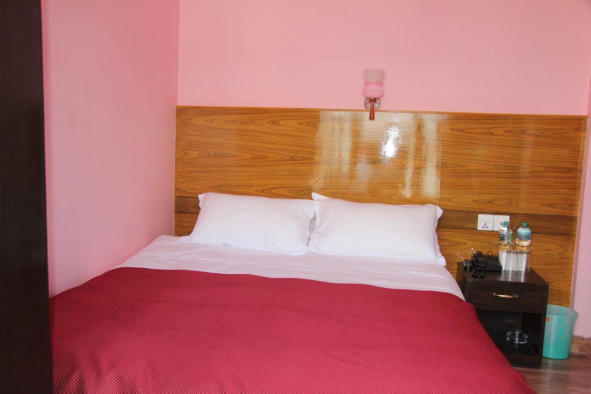 Hotel Buttercup Pokhara Ngoại thất bức ảnh
